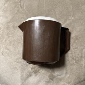 Rubbermaid Pitcher #2745 Brown 1 1/2 (1.5) Quart with white lid Plastic
